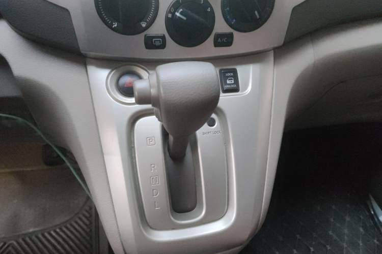 Used Nissan NV200 2014 1.6L CVT Luxury Model China IV Standard Gear Lever