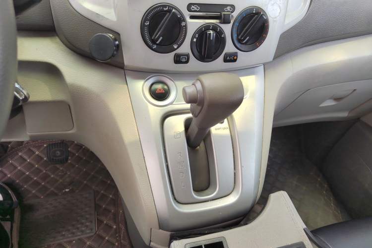 Used Nissan NV200 2014 1.6L CVT Luxury Model China IV Standard Gear Lever