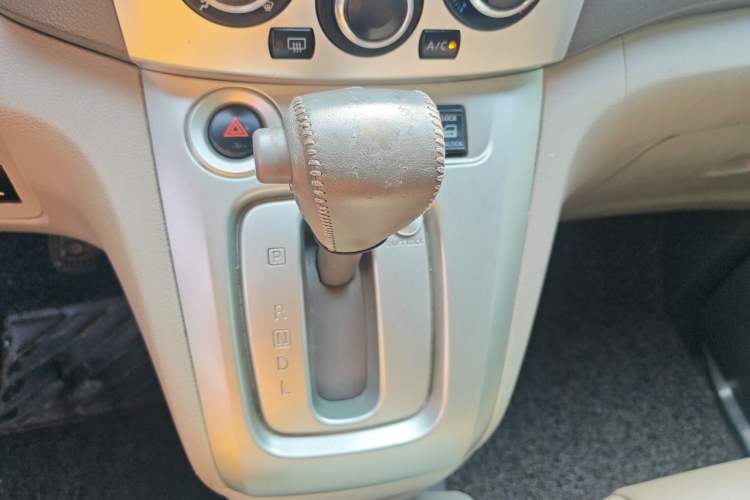 Used Nissan NV200 2014 1.6L CVT Luxury Model China IV Standard Gear Lever
