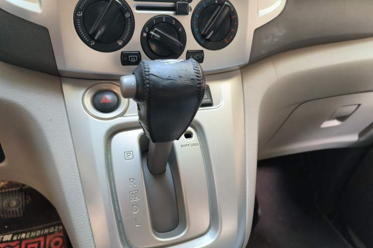 Used Nissan NV200 2014 1.6L CVT Luxury Model China IV Standard Gear Lever
