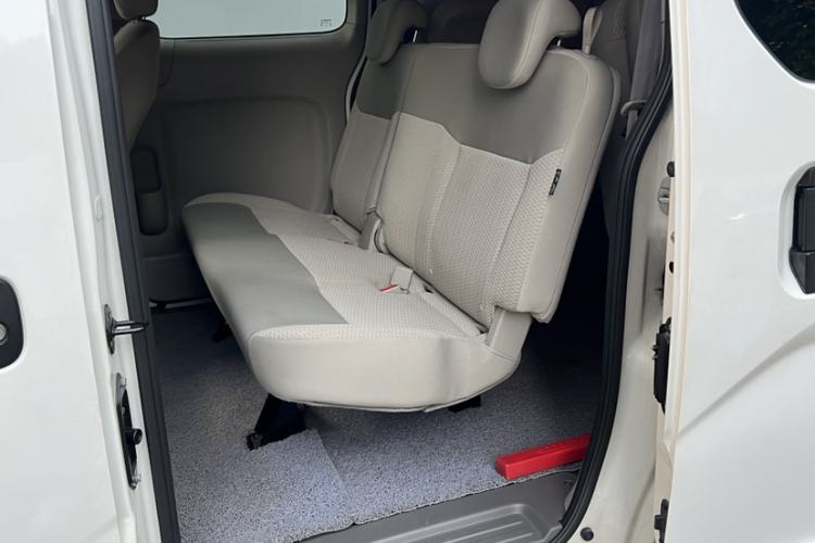 Used Nissan NV200 2014 1.6L CVT Luxury Model China IV Standard Interior 4