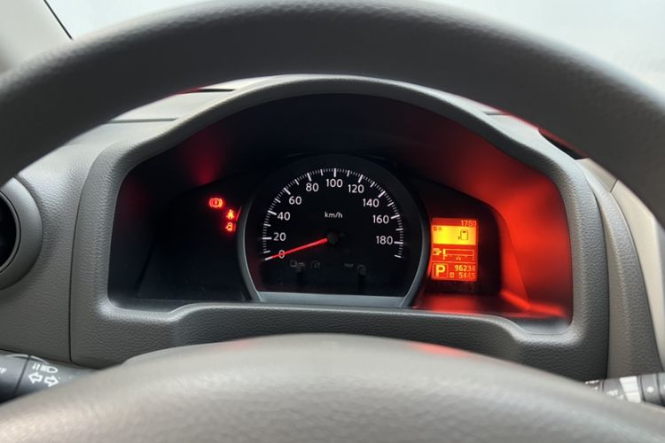Used Nissan NV200 2014 1.6L CVT Luxury Model China IV Standard Odometer Close Up
