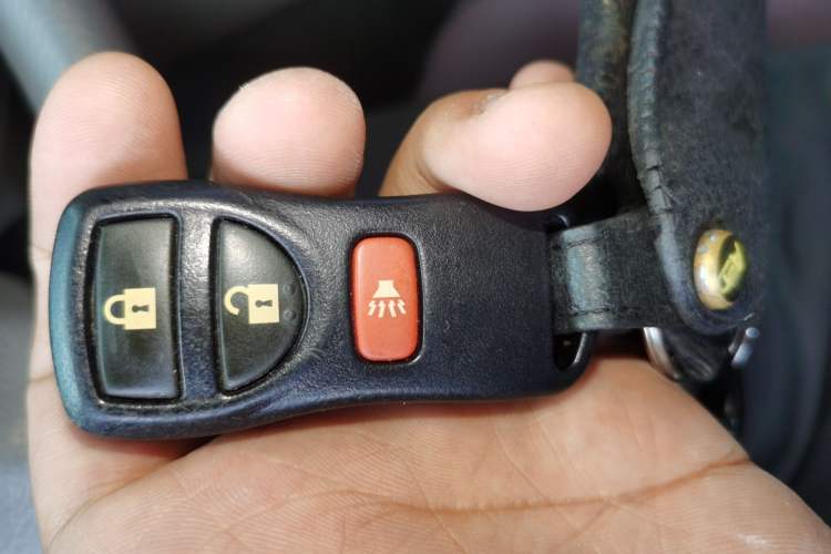 Used Nissan NV200 2014 1.6L CVT Luxury Model China IV Standard Vehicle Key