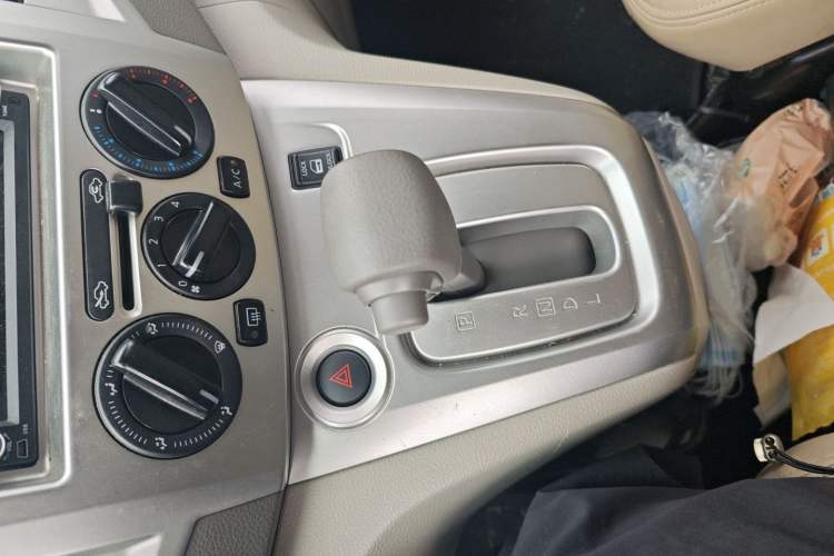 Used Nissan NV200 2016 Revised Version 1.6L CVT Deluxe Edition Gear Lever