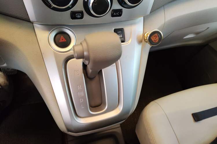 Used Nissan NV200 2016 Revised Version 1.6L CVT Deluxe Edition Gear Lever