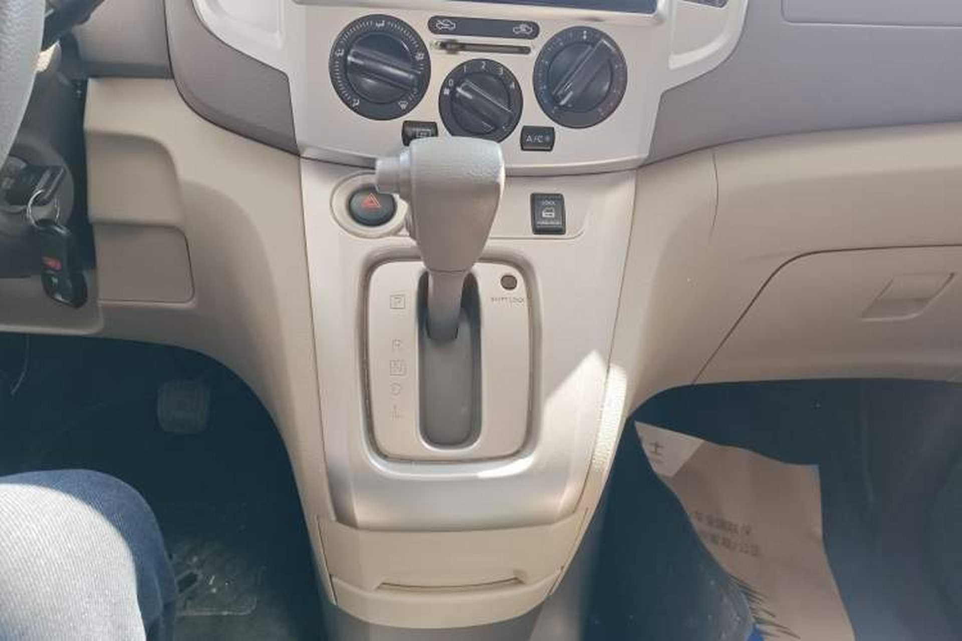 Used Nissan NV200 2016 Revised Version 1.6L CVT Luxury Edition Gear Lever