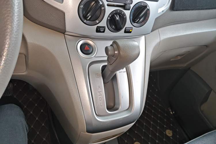 Used Nissan NV200 2016 Revised Version 1.6L CVT Luxury Edition Gear Lever