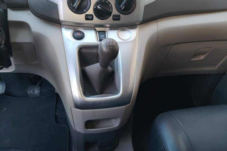 Used Nissan NV200 2016 Revised Version 1.6L Manual Luxury Edition Gear Lever