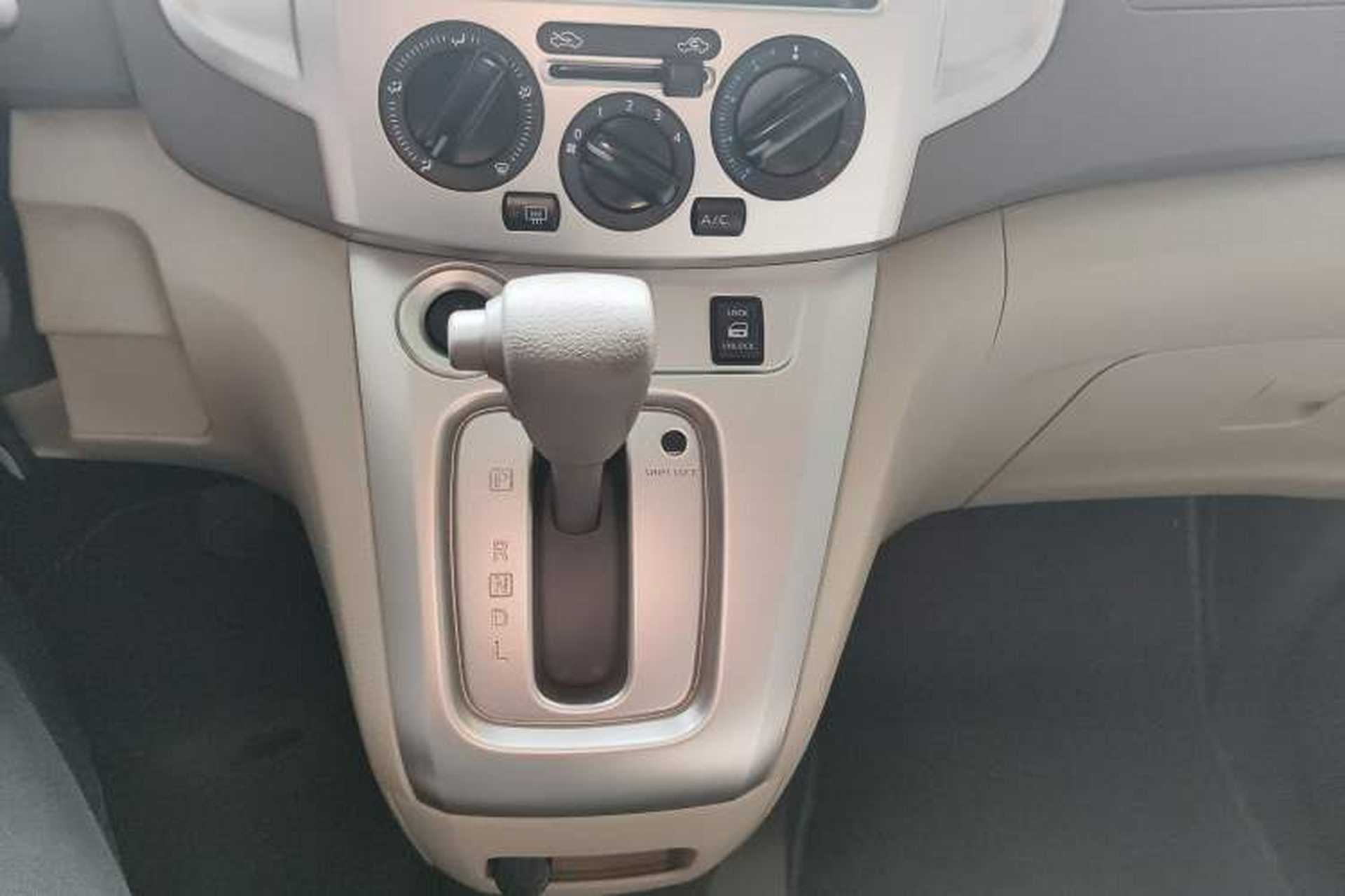 Used Nissan NV200 2016 Revised Version 1.6L CVT Luxury Edition Gear Lever