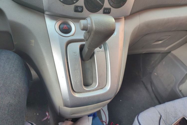 Used Nissan NV200 2016 Revised Version 1.6L CVT Luxury Edition Gear Lever