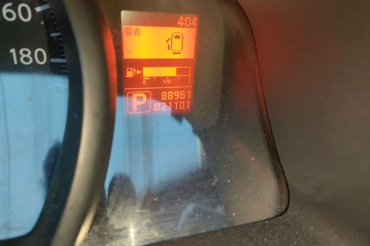 Used Nissan NV200 2016 Revised Version 1.6L CVT Deluxe Edition Odometer Close Up