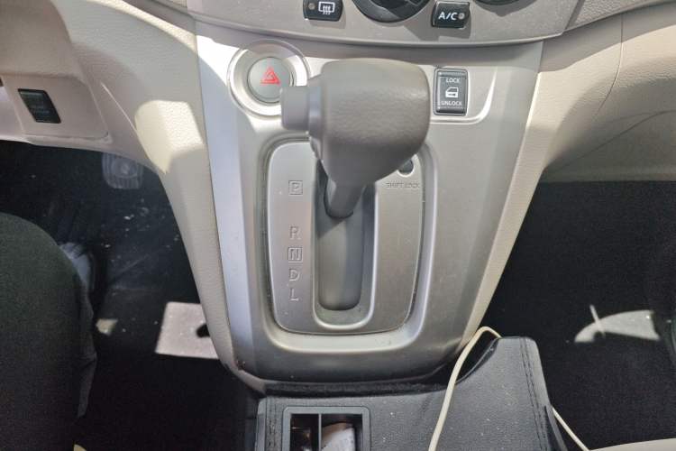 Used Nissan NV200 2016 Revised Version 1.6L CVT Deluxe Edition Gear Lever