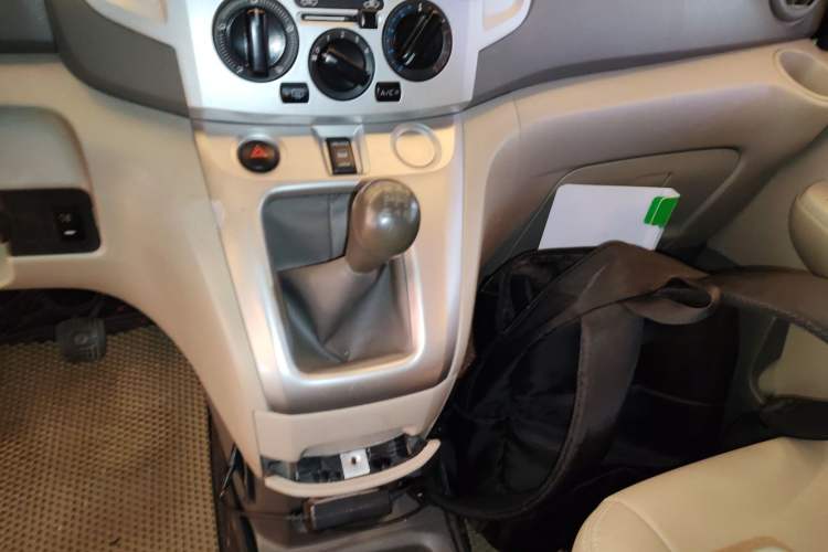 Used Nissan NV200 2016 Revised Version 1.6L Manual Luxury Edition Gear Lever