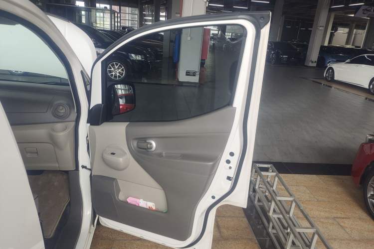 Used Nissan NV200 2016 Revised Version 1.6L CVT Deluxe Edition Interior 4