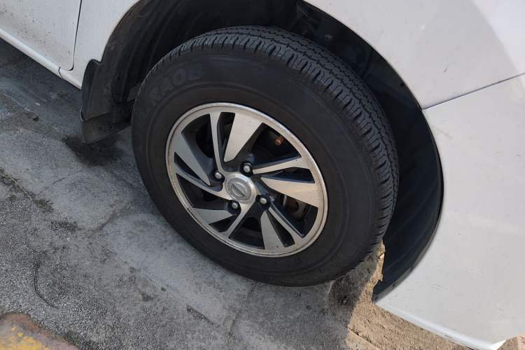 Used Nissan NV200 2016 1.6L CVT Luxury Model Right Front Wheel Hub