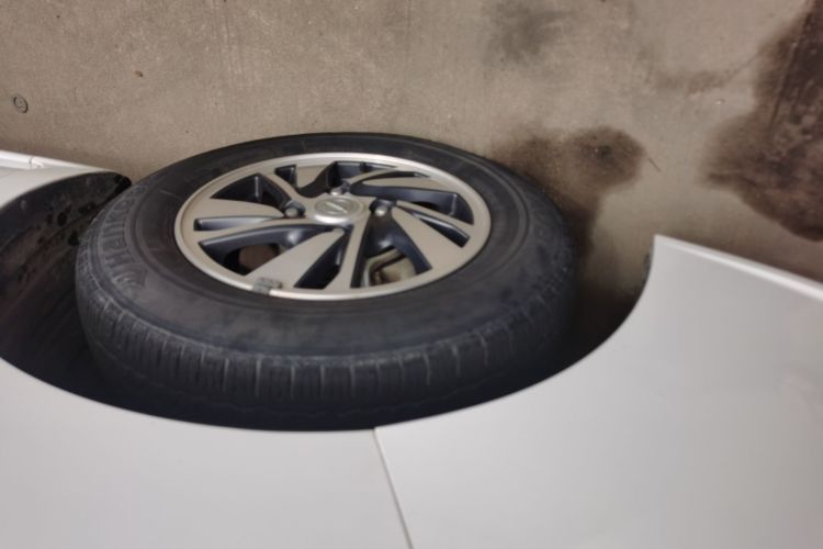 Used Nissan NV200 2018 1.6L CVT Luxury Model Left Front Wheel Hub