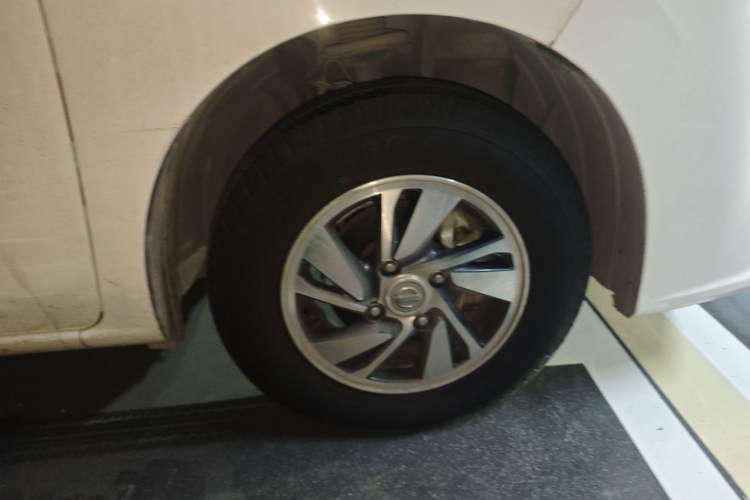 Used Nissan NV200 2018 1.6L CVT Luxury Model Right Front Wheel Hub