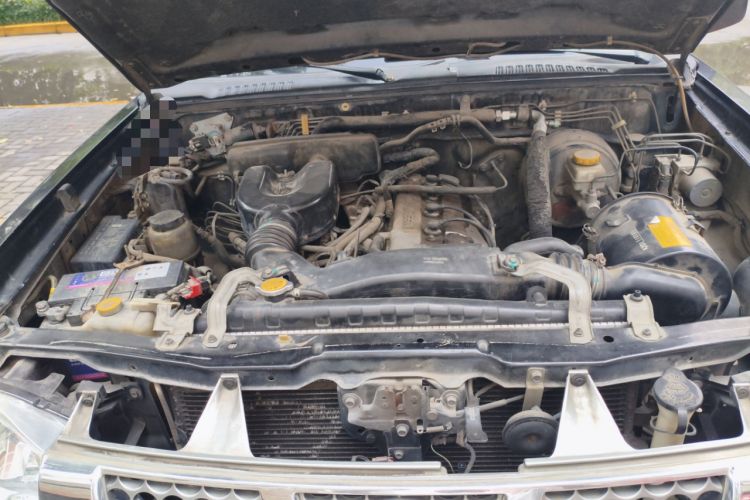 Used Nissan Paladin 2008 2.4L Two-Wheel-Drive Standard Version Engine Bay
