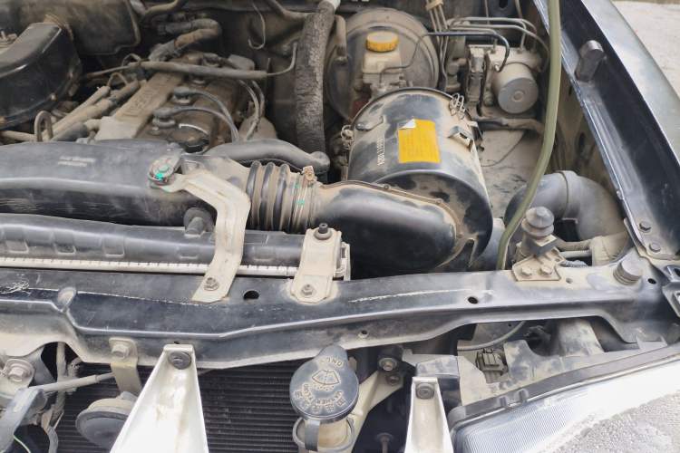 Used Nissan Paladin 2008 2.4L Two-Wheel-Drive Standard Version Engine Bay Left