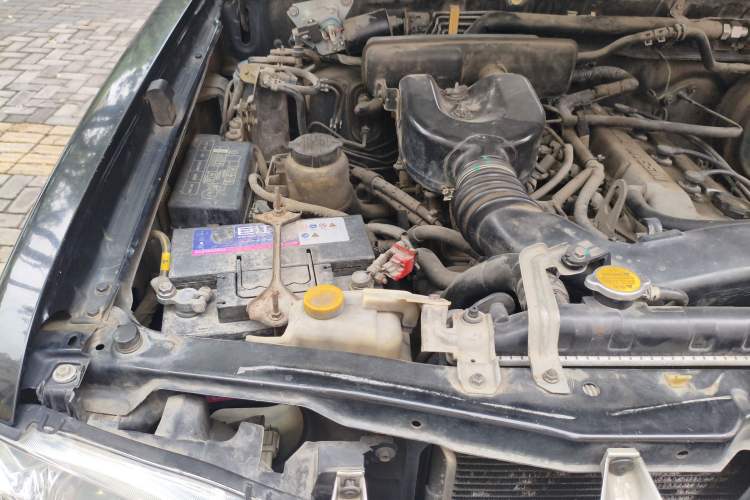 Used Nissan Paladin 2008 2.4L Two-Wheel-Drive Standard Version Engine Bay Right