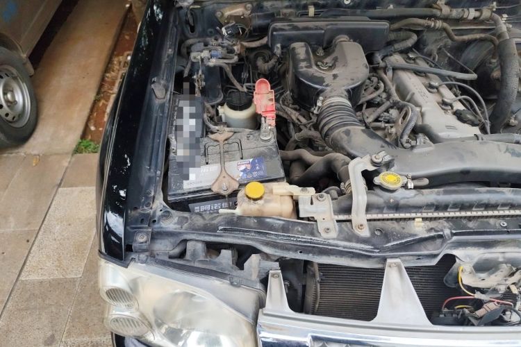 Used Nissan Paladin 2008 2.4L 4x4 Standard Edition Engine Bay Right
