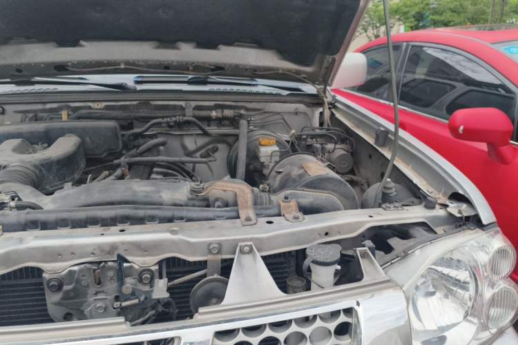 Used Nissan Paladin 2008 2.4L Two-Wheel-Drive Standard Version Engine Bay Left