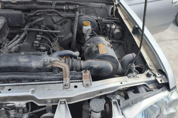 Used Nissan Paladin 2008 2.4L Two-Wheel-Drive Standard Version Engine Bay Left
