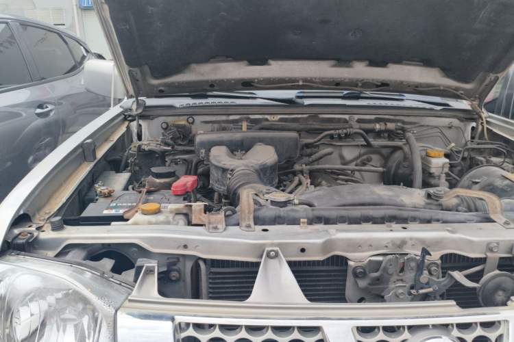 Used Nissan Paladin 2008 2.4L Two-Wheel-Drive Standard Version Engine Bay Right