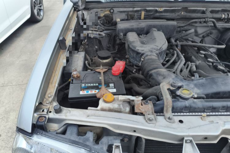 Used Nissan Paladin 2008 2.4L Two-Wheel-Drive Standard Version Engine Bay Right