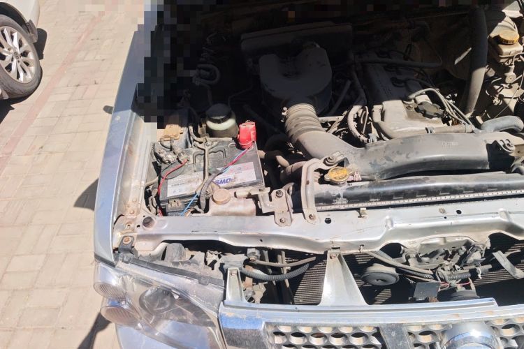 Used Nissan Paladin 2008 2.4L 4x4 Standard Edition Engine Bay Right