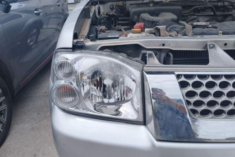 Used Nissan Paladin 2008 2.4L Two-Wheel-Drive Standard Version Right Front Headlight