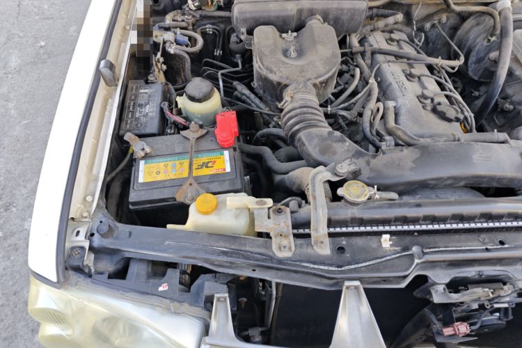 Used Nissan Paladin 2008 2.4L 4x4 Standard Edition Engine Bay Right