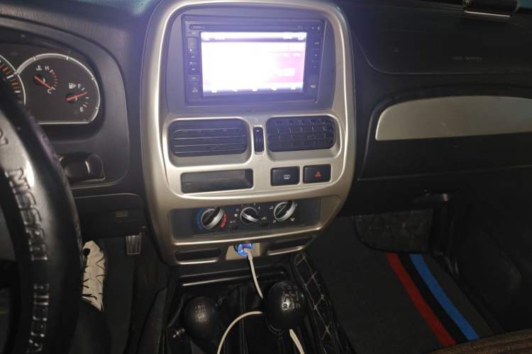 Used Nissan Paladin 2013 2.4L Four-Wheel Drive Standard Version China IV Standard Audio And AC Panel
