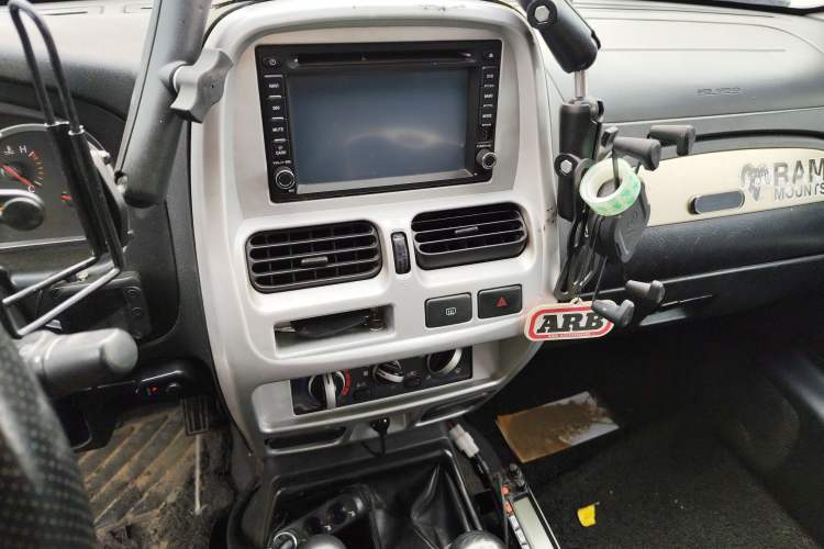 Used Nissan Paladin 2013 2.4L Four-Wheel Drive Standard Version China IV Standard Audio And AC Panel