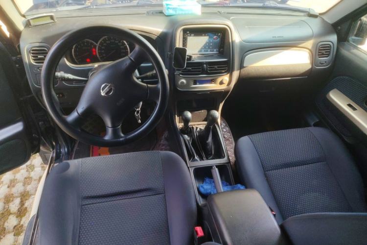 Used Nissan Paladin 2013 2.4L Four-Wheel Drive Standard Version China IV Standard Center Console