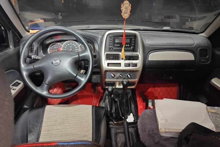 Used Nissan Paladin 2013 2.4L Four-Wheel Drive Standard Version China IV Standard Center Console