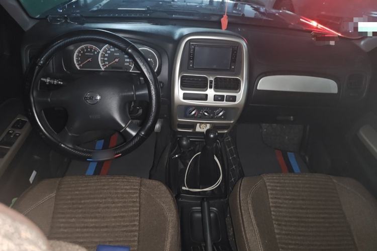 Used Nissan Paladin 2013 2.4L Four-Wheel Drive Standard Version China IV Standard Center Console