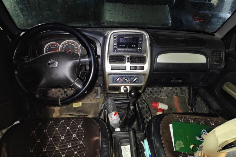 Used Nissan Paladin 2013 2.4L Two-Wheel Drive Standard Edition Emission Standard China IV Center Console