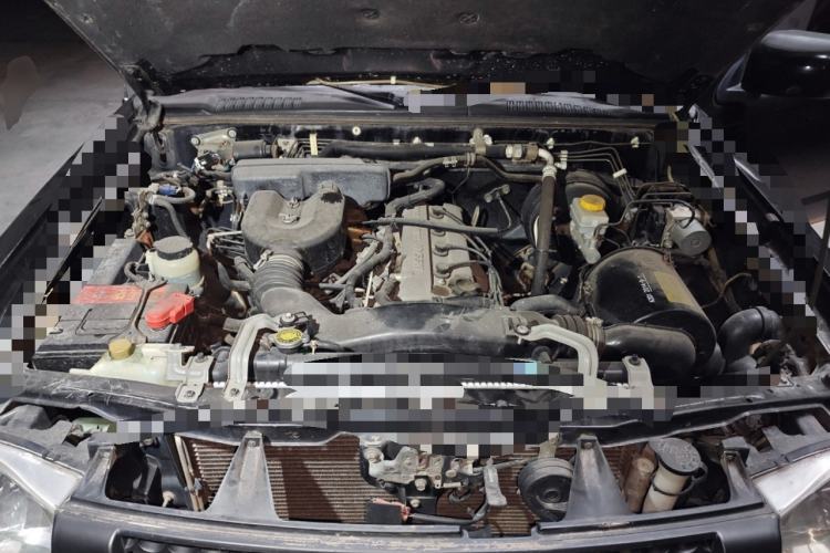 Used Nissan Paladin 2013 2.4L Four-Wheel Drive Standard Version China IV Standard Engine Bay