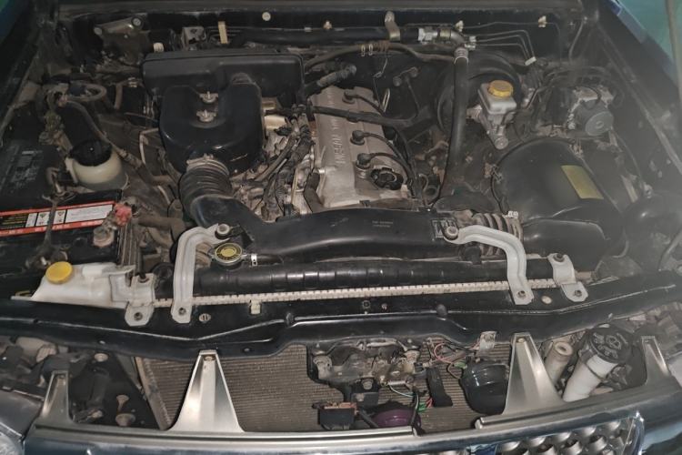 Used Nissan Paladin 2013 2.4L Four-Wheel Drive Standard Version China IV Standard Engine Bay