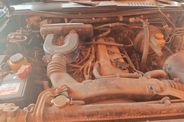 Used Nissan Paladin 2013 2.4L Two-Wheel Drive Standard Version China IV Standard Engine Bay