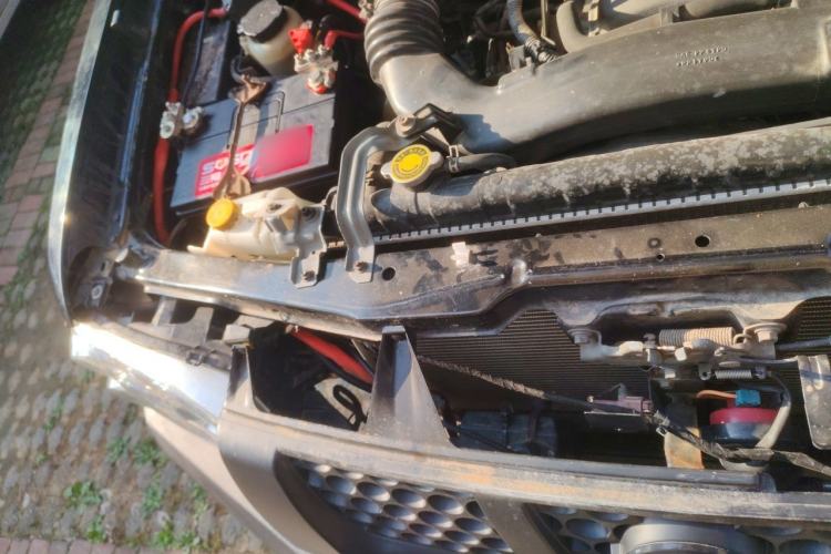 Used Nissan Paladin 2013 2.4L Four-Wheel Drive Standard Version China IV Standard Engine Bay Right