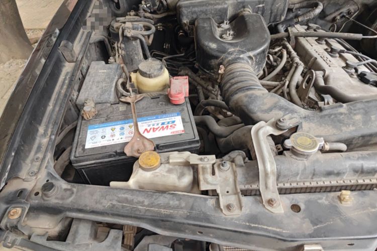 Used Nissan Paladin 2013 2.4L Two-Wheel Drive Standard Version China IV Standard Engine Bay Right