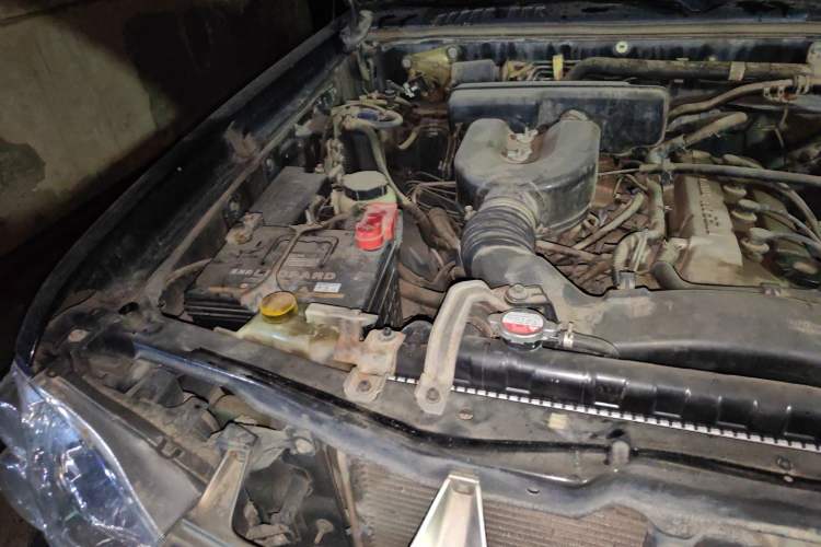 Used Nissan Paladin 2013 2.4L Two-Wheel Drive Standard Edition Emission Standard China IV Engine Bay Right