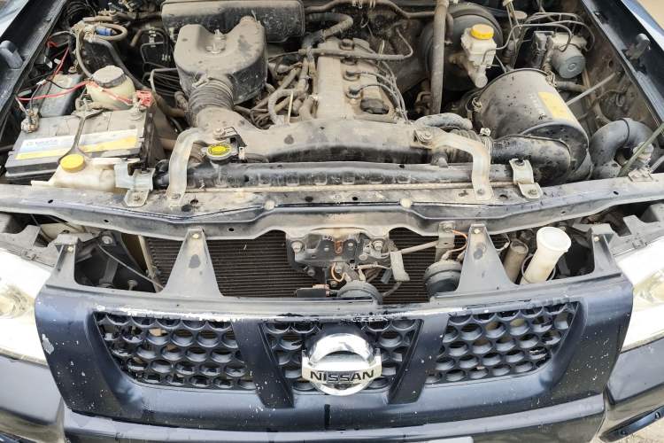 Used Nissan Paladin 2013 2.4L Four-Wheel Drive Standard Version China IV Standard Engine Bay