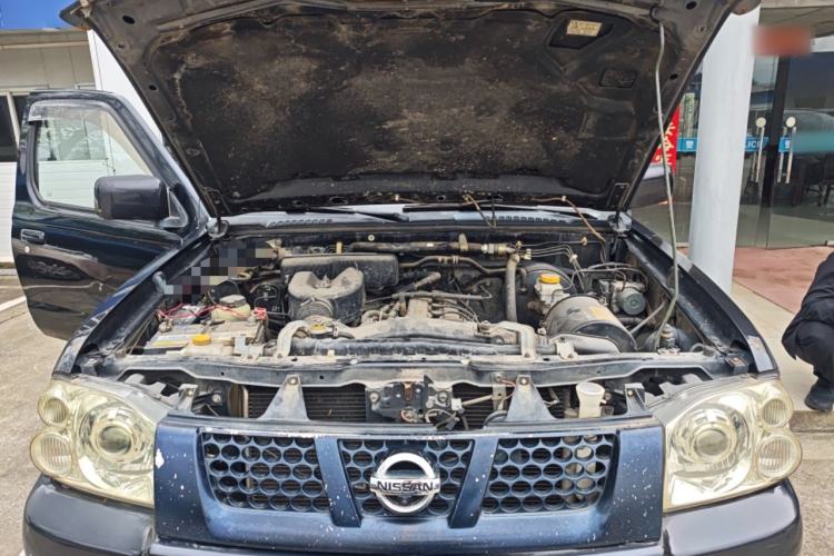 Used Nissan Paladin 2013 2.4L Four-Wheel Drive Standard Version China IV Standard Engine Bay