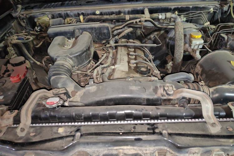 Used Nissan Paladin 2013 2.4L Two-Wheel Drive Standard Edition Emission Standard China IV Engine Bay