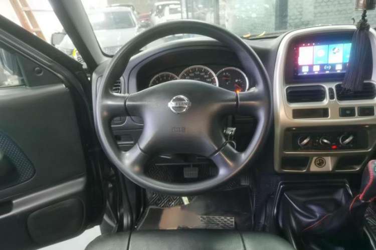 Used Nissan Paladin 2013 2.4L Two-Wheel Drive Standard Version China IV Standard Interior 3
