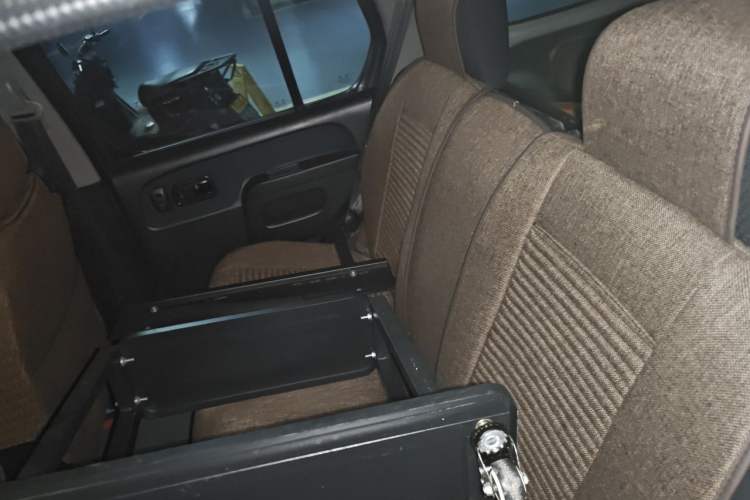 Used Nissan Paladin 2013 2.4L Four-Wheel Drive Standard Version China IV Standard Left Rear Seat