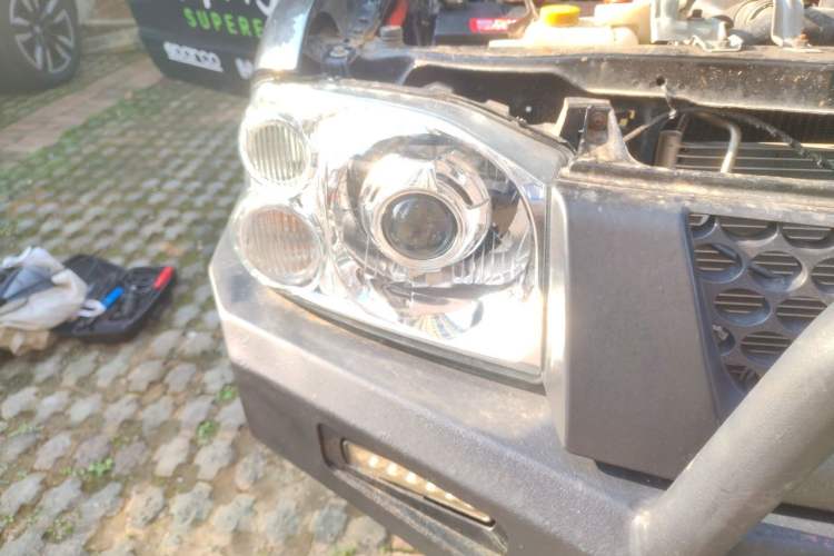 Used Nissan Paladin 2013 2.4L Four-Wheel Drive Standard Version China IV Standard Right Front Headlight